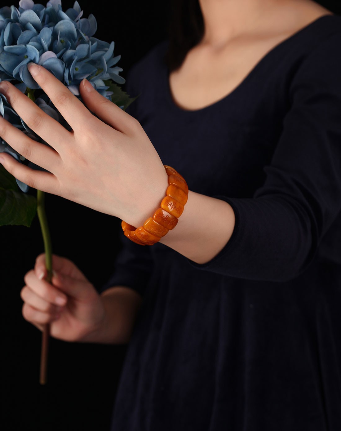 极品收藏版天然琥珀老蜜蜡六字真言手牌