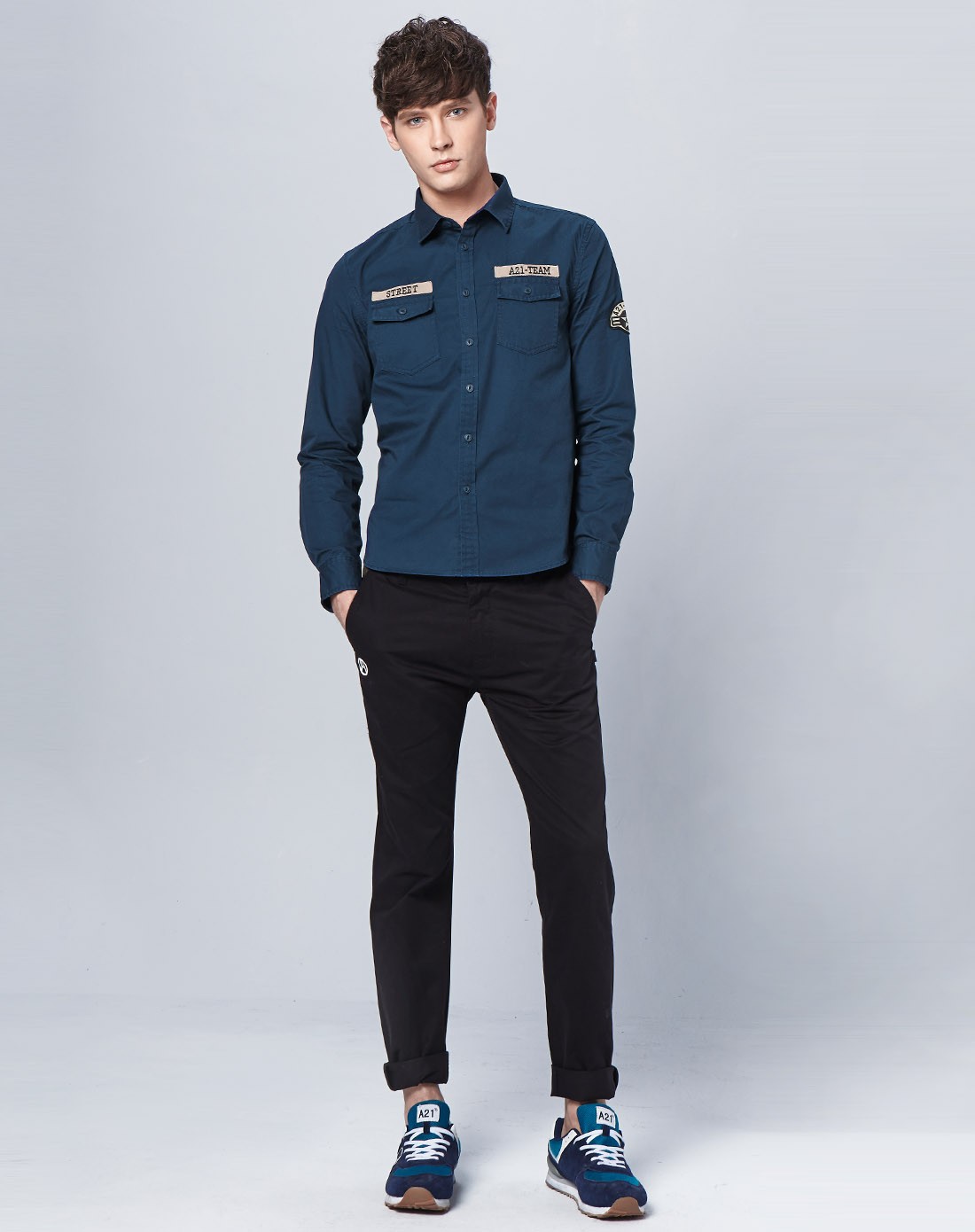 a21男装专场 > 宝蓝修身型时尚贴章长袖衬衫