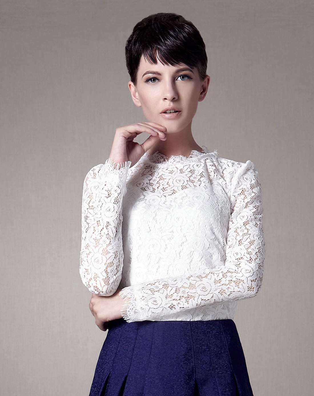 白色修身镂空蕾丝打底衫