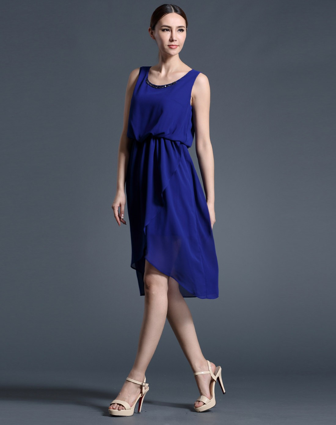 蓝色时尚不规则裙摆镶珠圆领雪纺无袖连衣裙