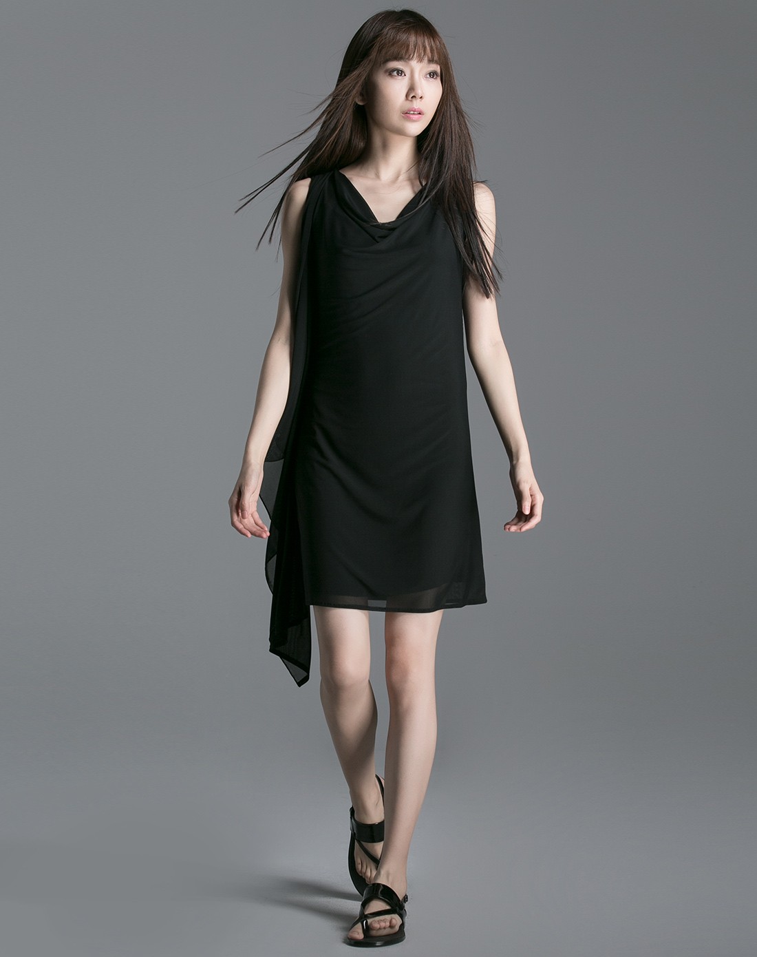 纯色垂荡领不规则摆连衣裙