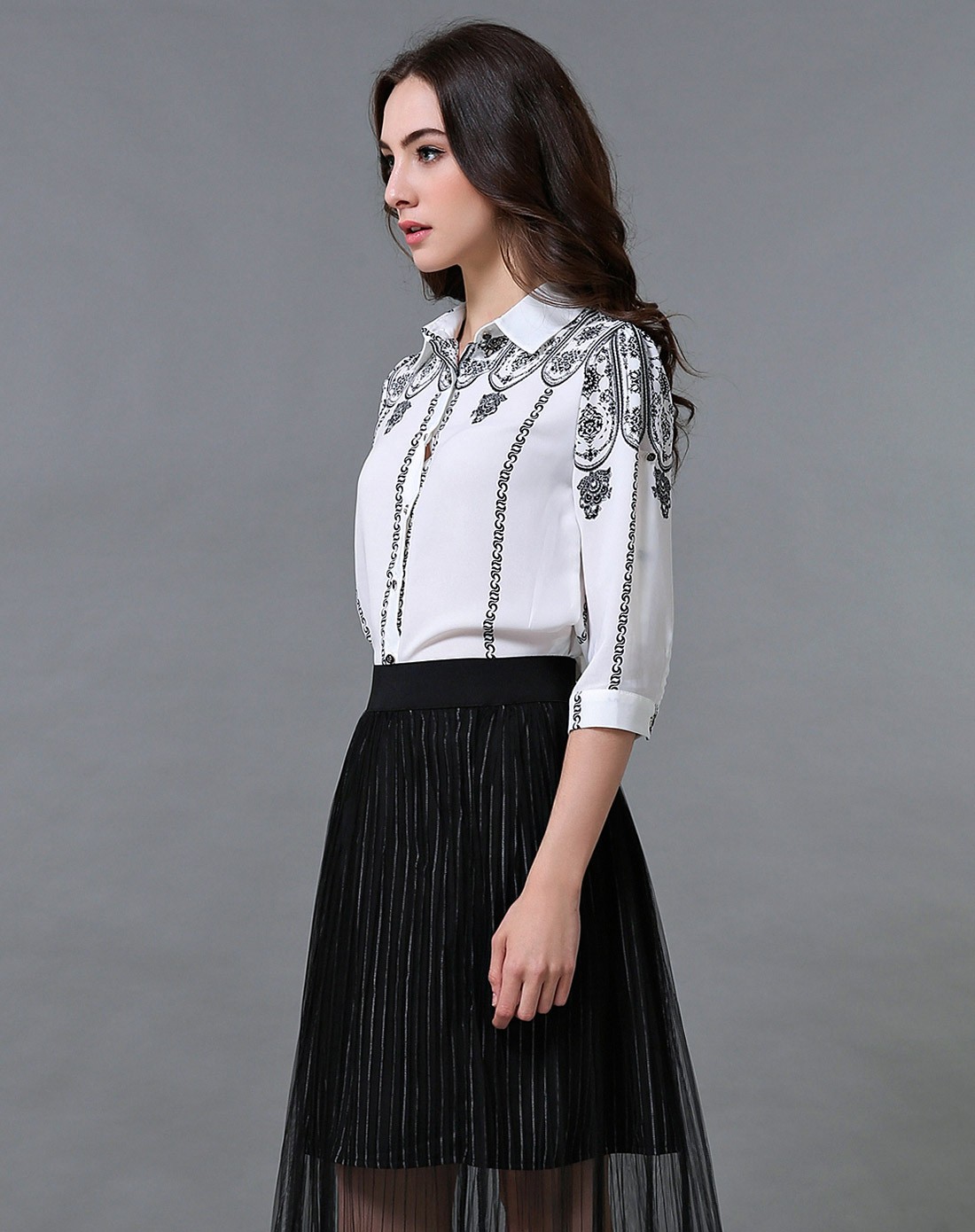 女款白色衬衣领白底黑花纹上衣