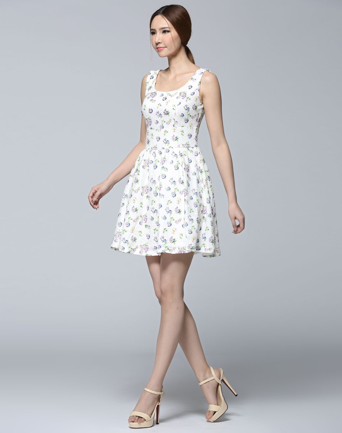 白色清新小碎花唯美无袖a摆连衣裙