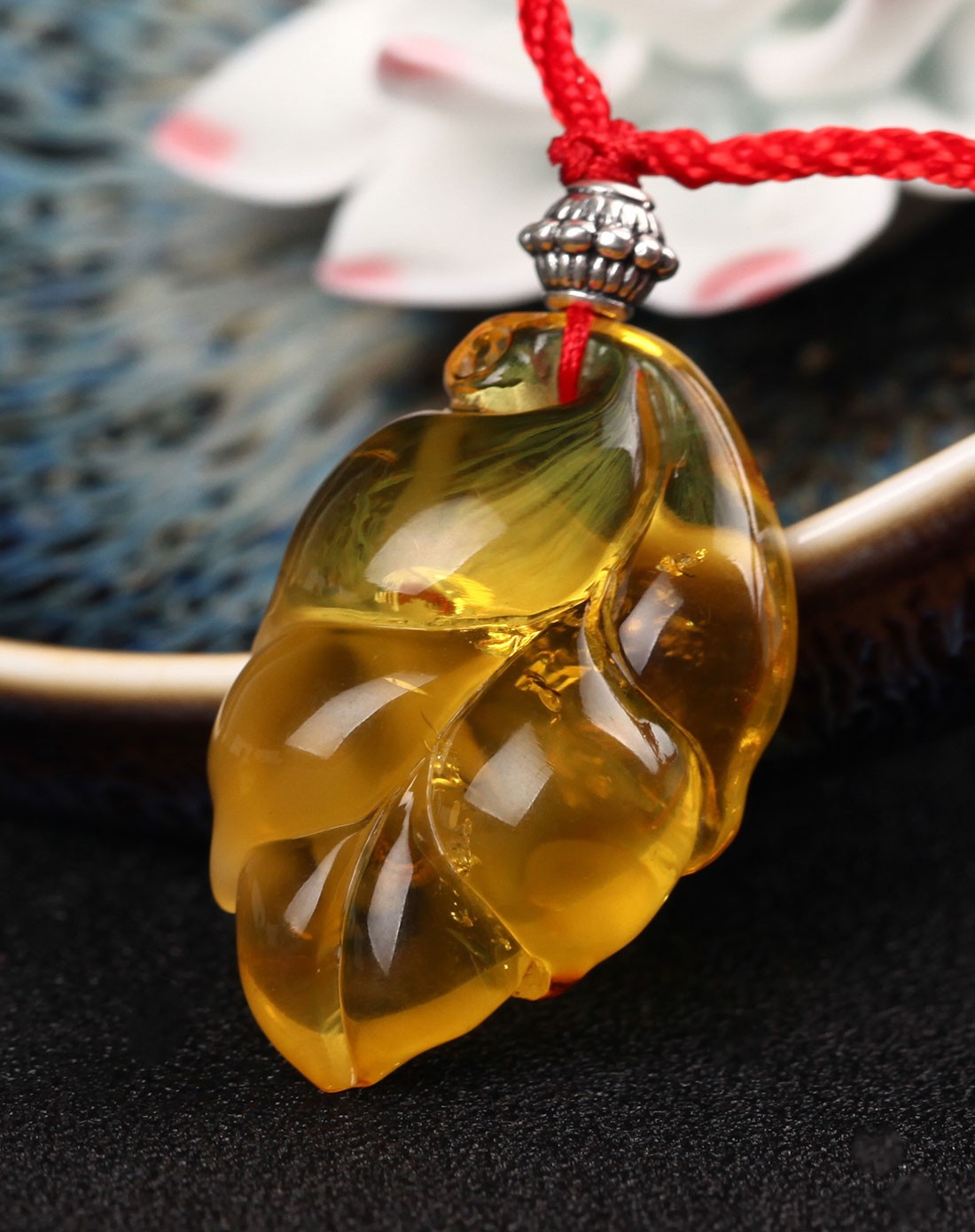 金枝玉叶 大业易成天然琥珀金包蜜吊坠
