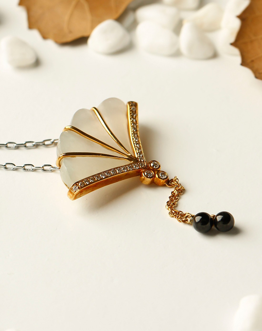 天然翡翠18k金镶嵌扇形吊坠