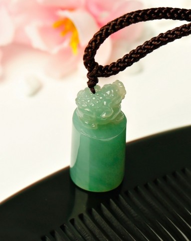 天然翡翠狮子印章吊坠