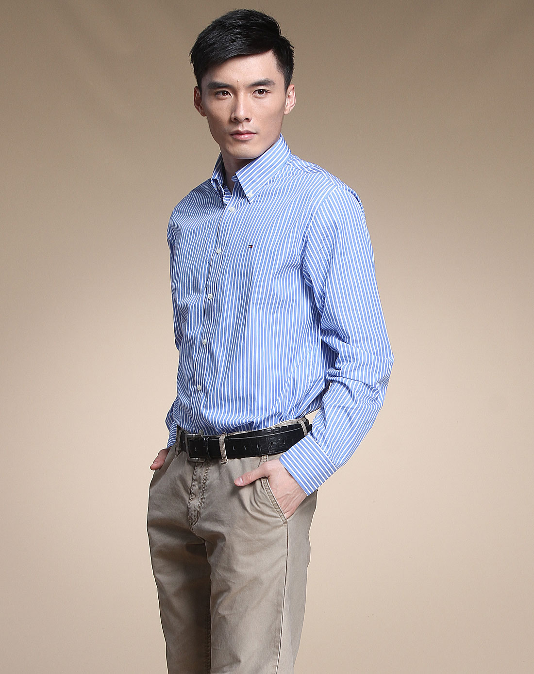 蓝色条纹长袖衬衫