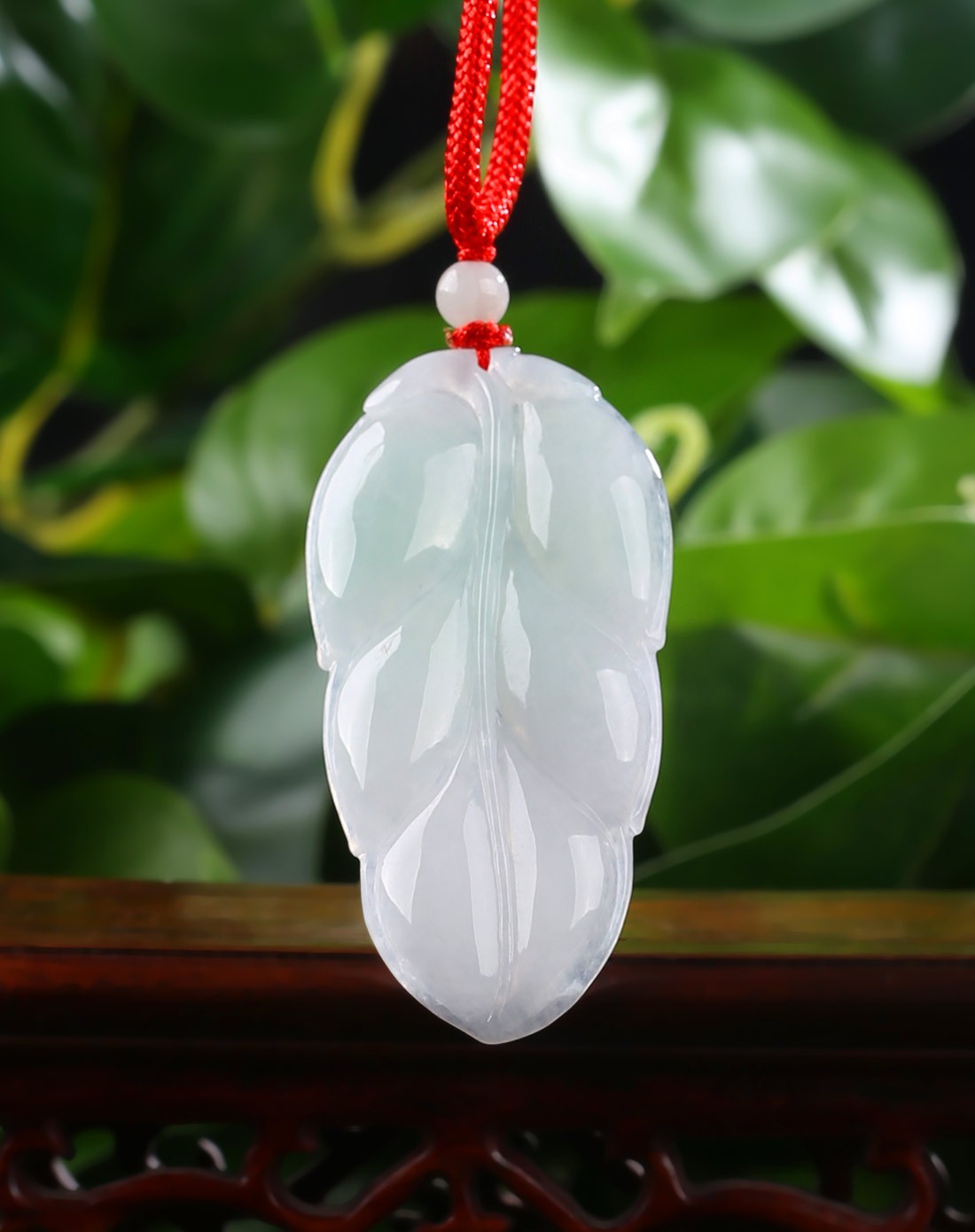 天然翡翠a货淡绿色枫叶吊坠(国家权威认证)