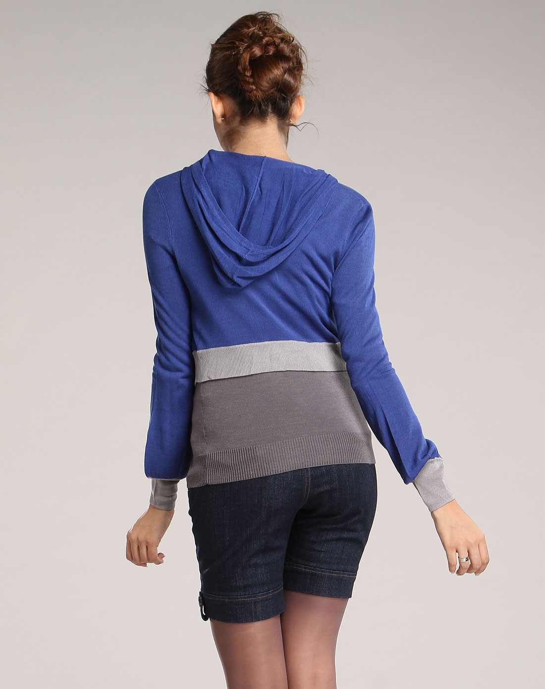 兰色连帽长袖针织衫