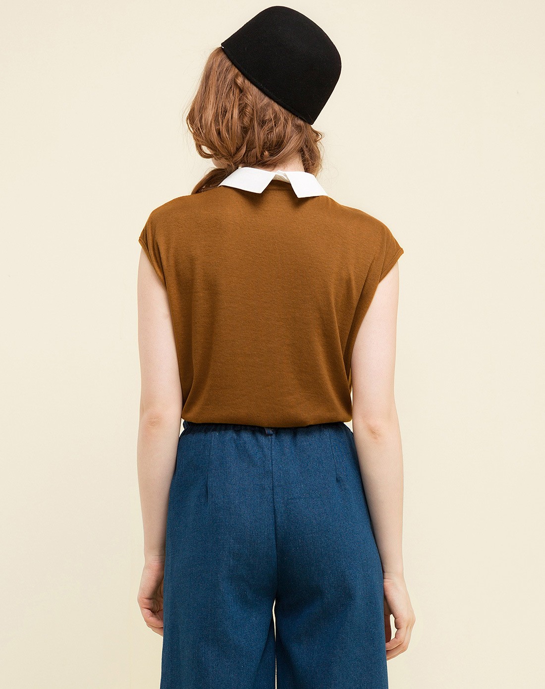 深棕色衬衣领t恤