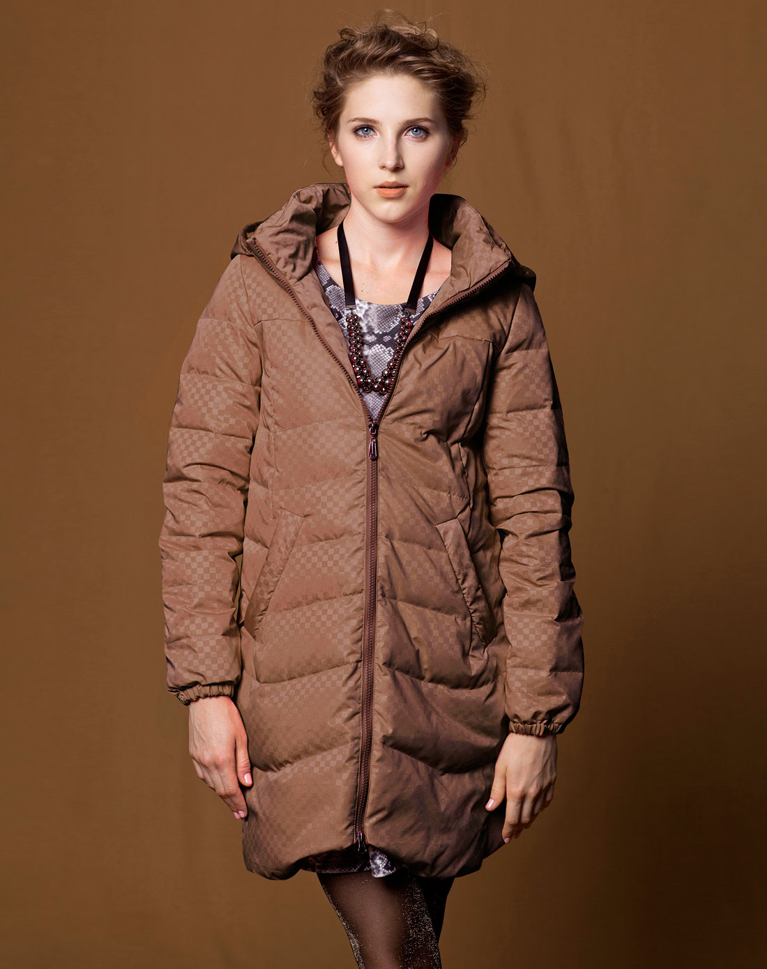深驼色暗方格连帽长袖羽绒外套