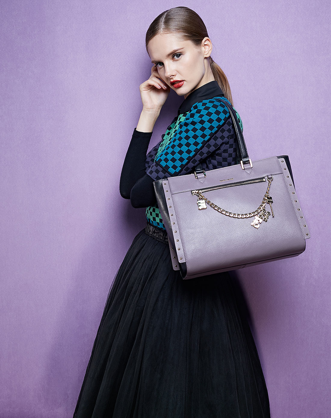 烟灰紫时尚铆钉单肩包