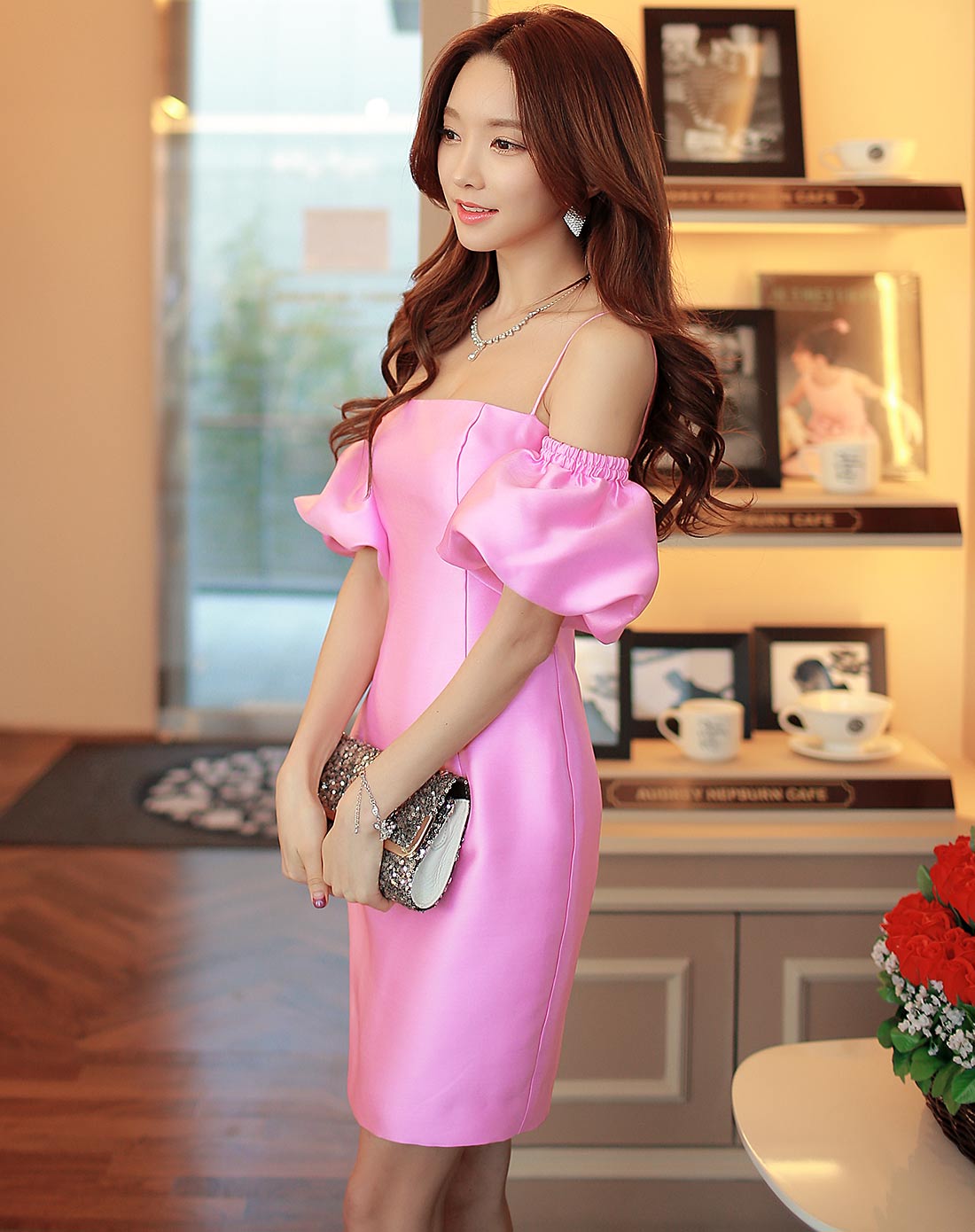 玫粉色裸肩拼纱纱连衣裙