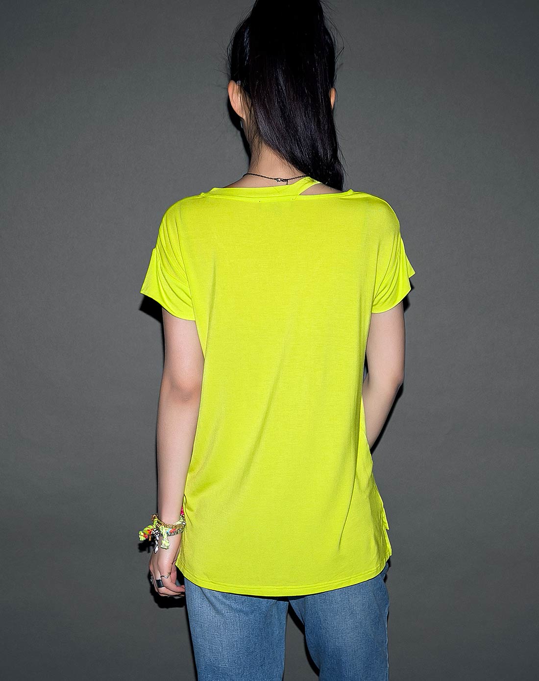 othermix荧光黄 休闲v领t恤