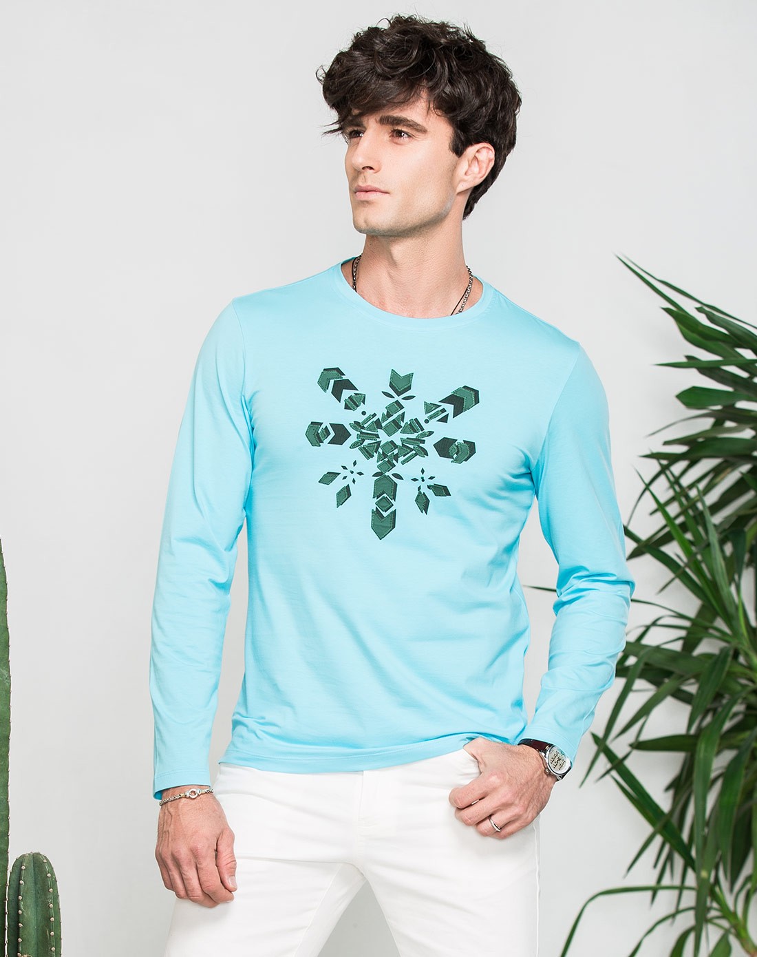 青色休闲长袖圆领t恤