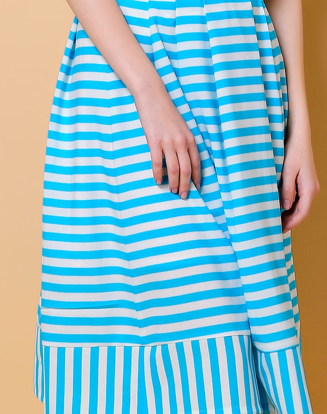 蓝白条休闲气质中裙