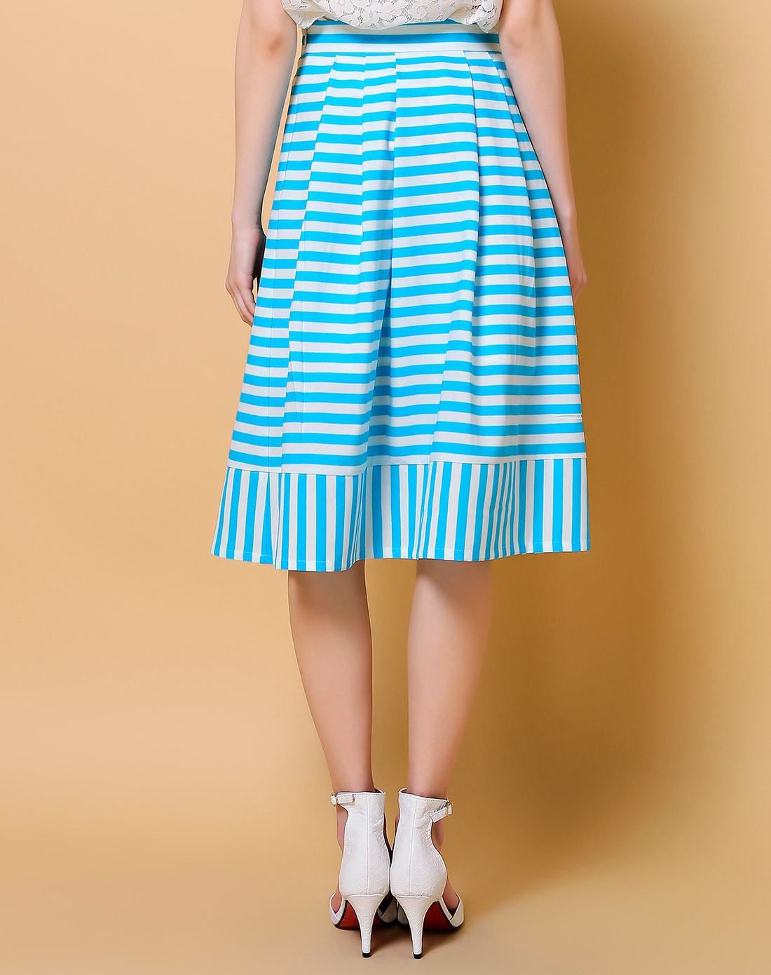 蓝白条休闲气质中裙
