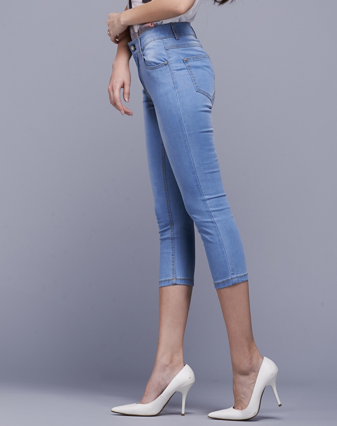 浅蓝色显瘦七分铅笔牛仔裤