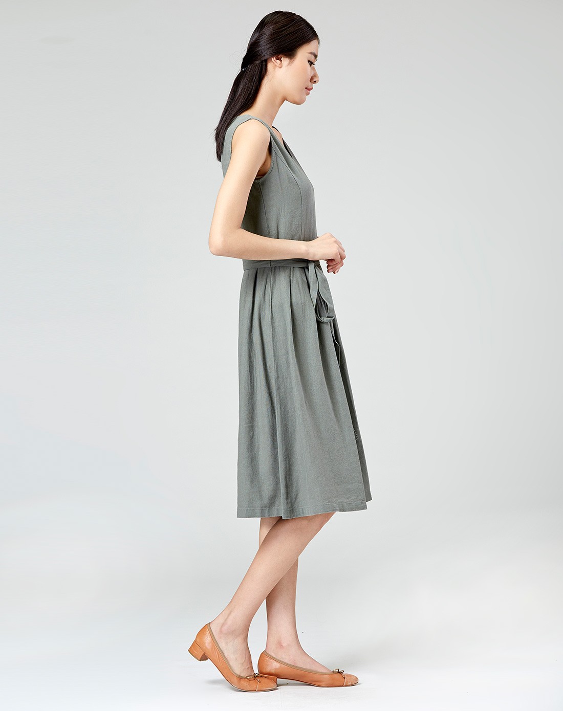 简约v领收腰无袖连衣裙