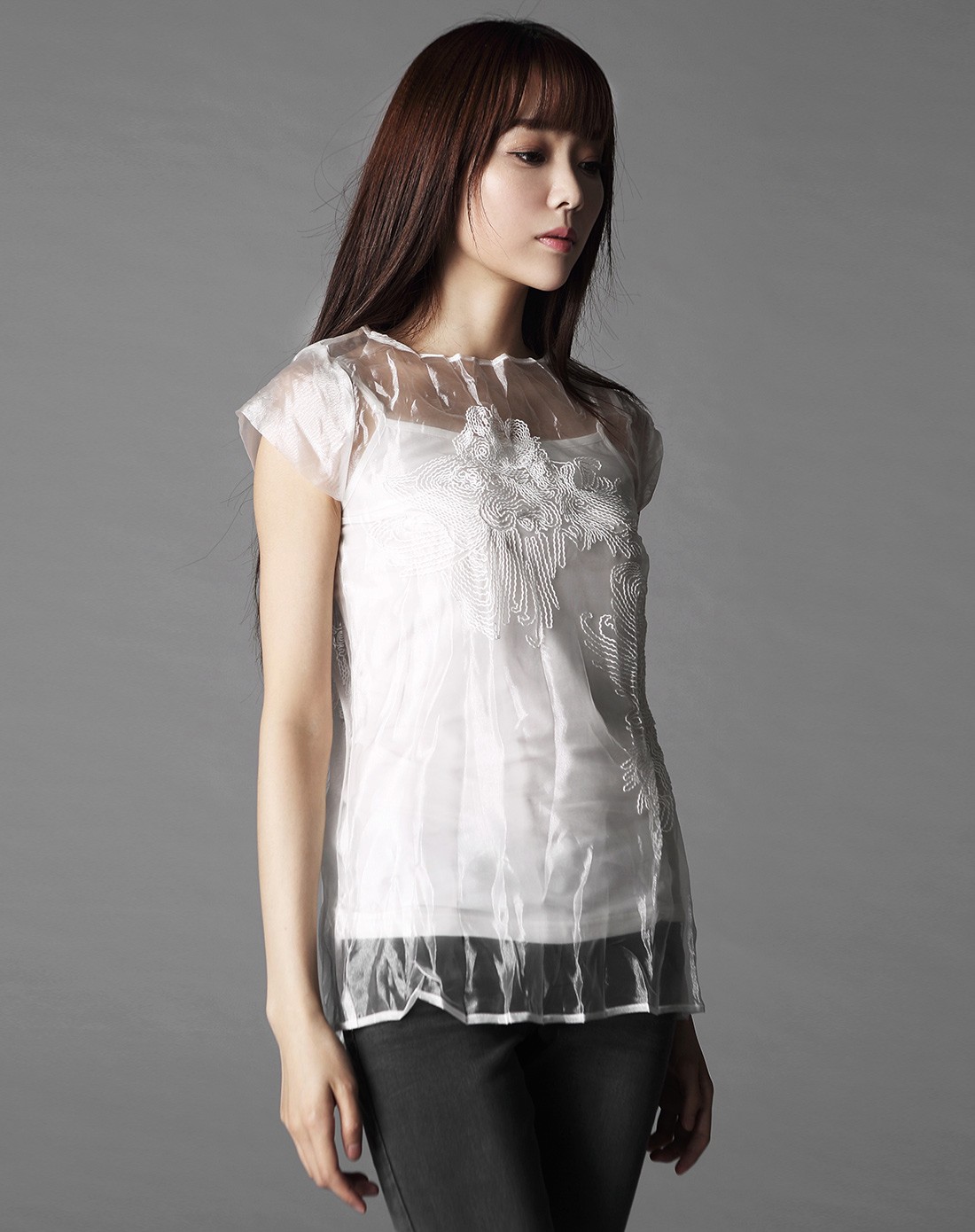 白色欧根纱上衣