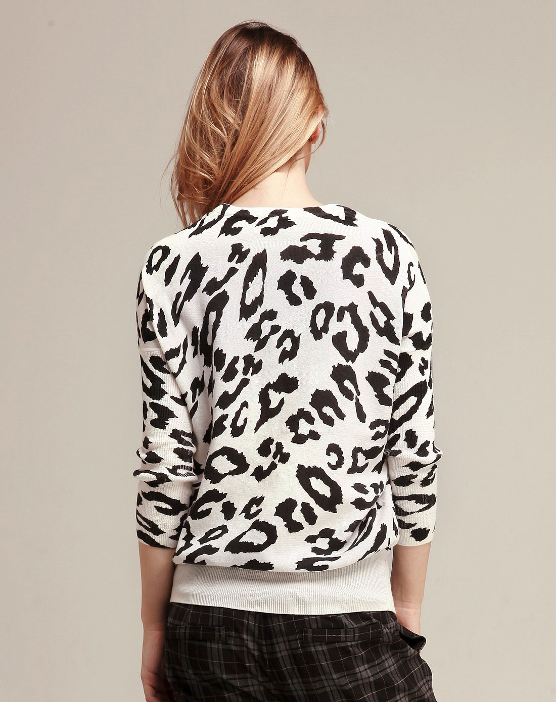 漂白色豹纹时尚长袖针织衫