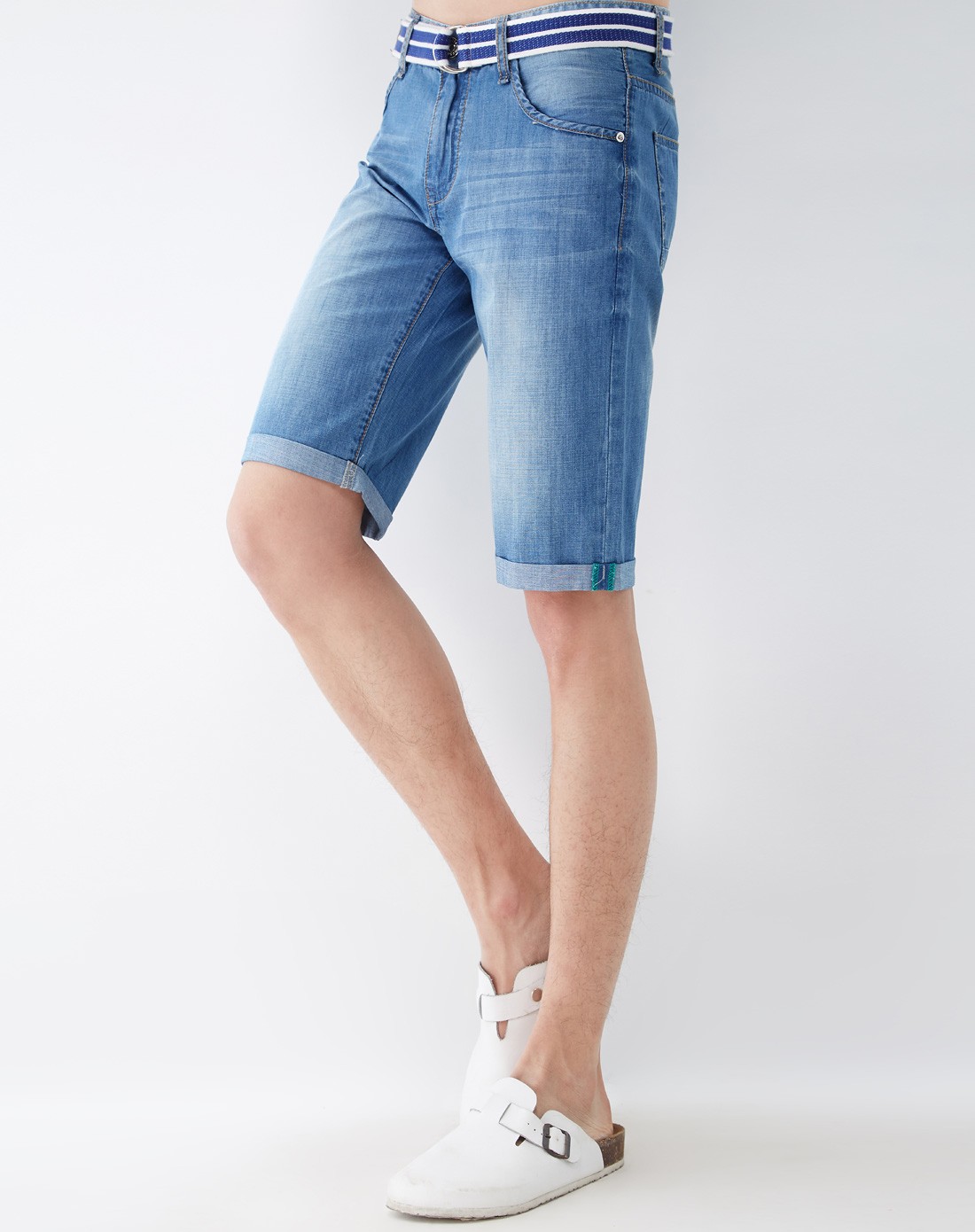 男款浅牛仔蓝腰里包边基本合体牛仔中裤