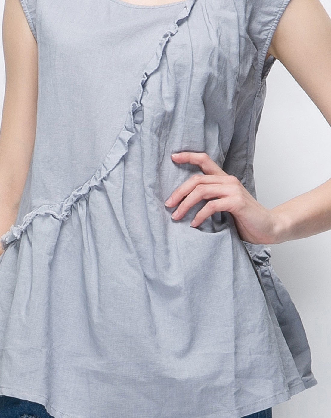 艾米拉aimila女装移动端专场浅灰圆领棉麻木耳花边短袖衬衫162c003s2