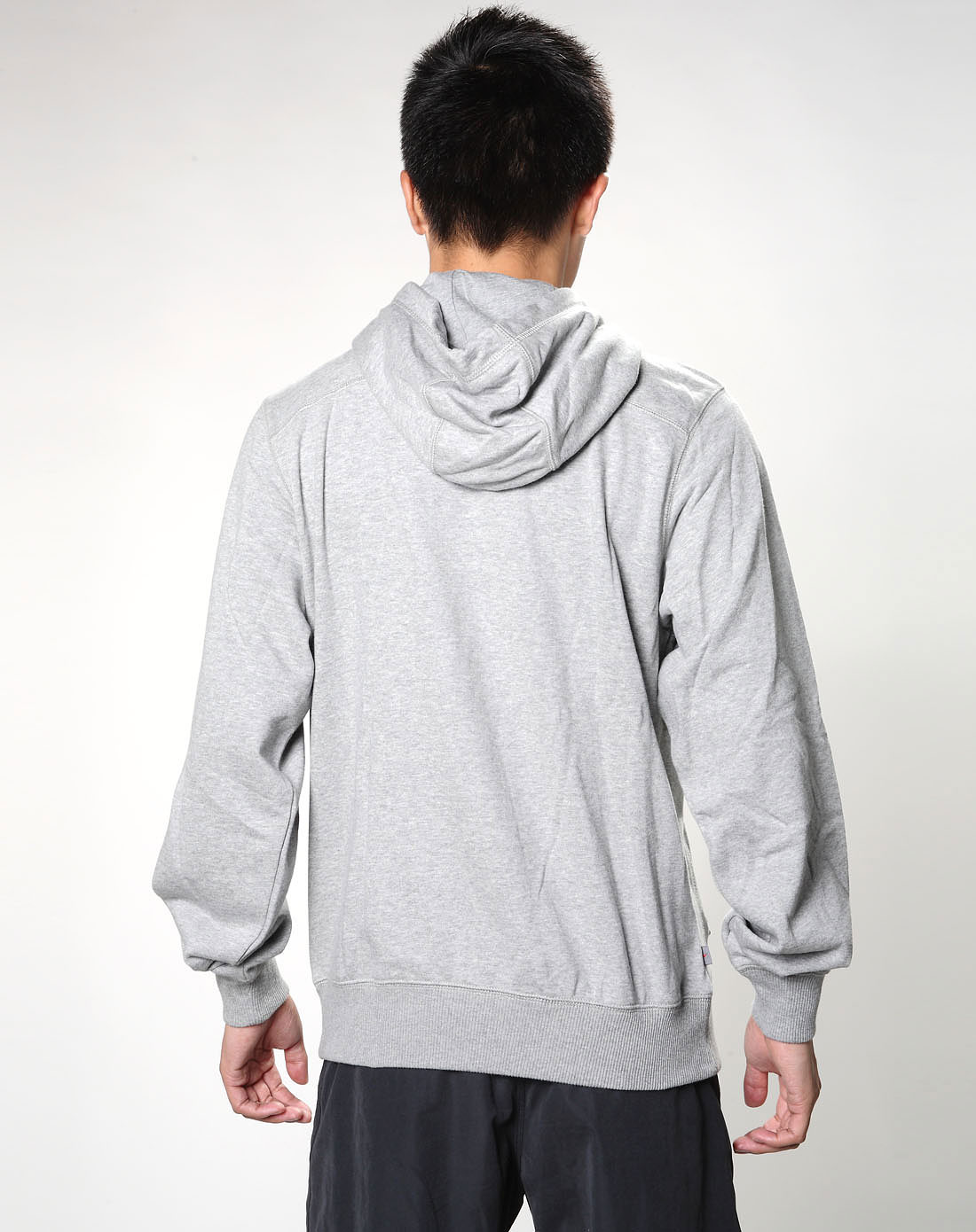 男子灰色套头连帽衫