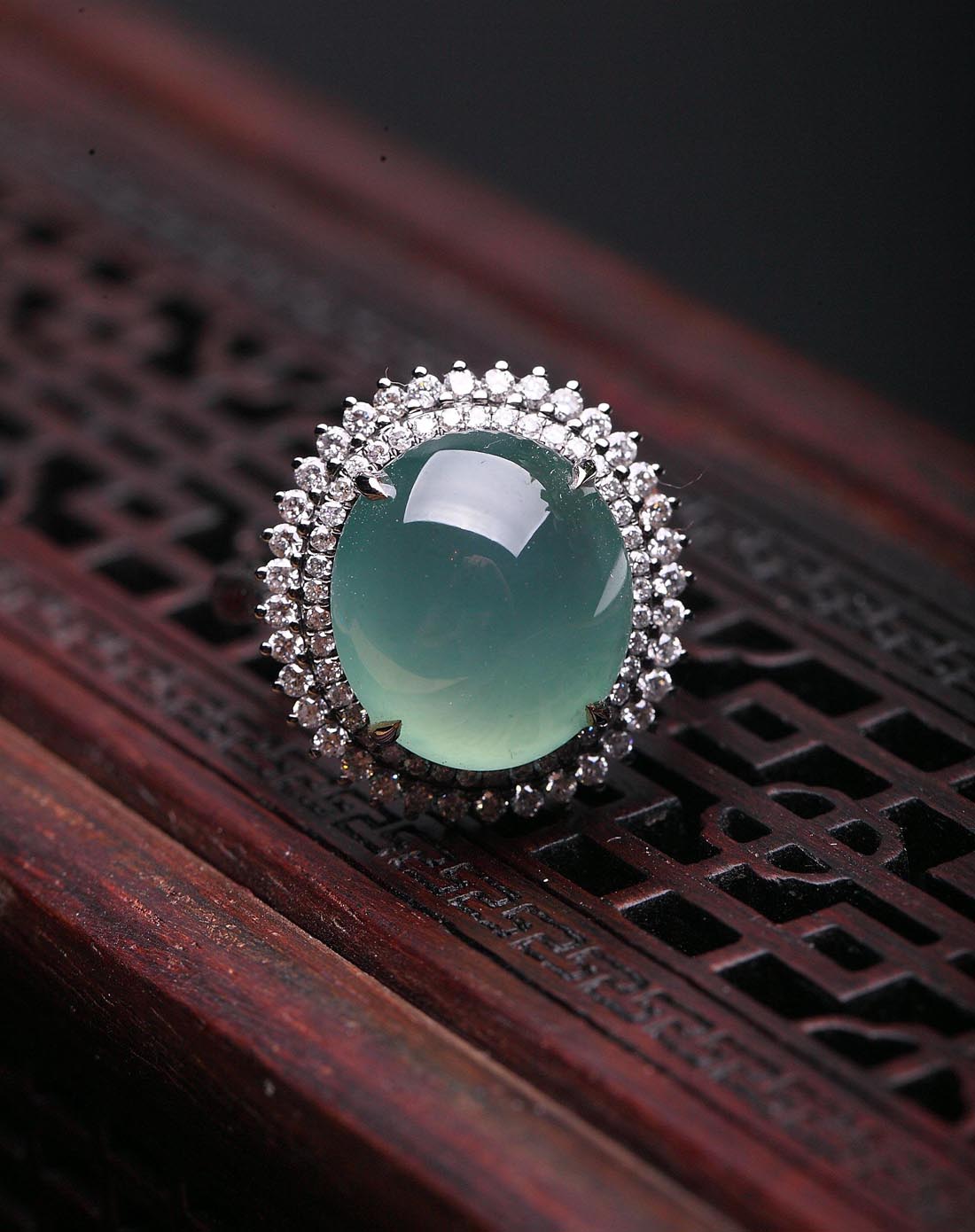 > 18k黑金钻石镶嵌天然a货冰种翡翠蛋面戒指(权威证书)