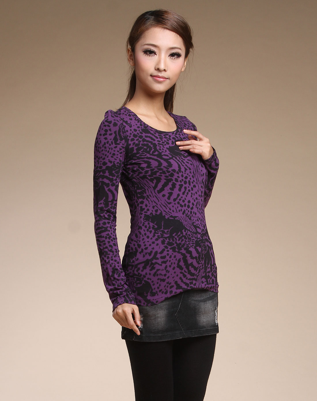 紫黑色印花长袖t恤