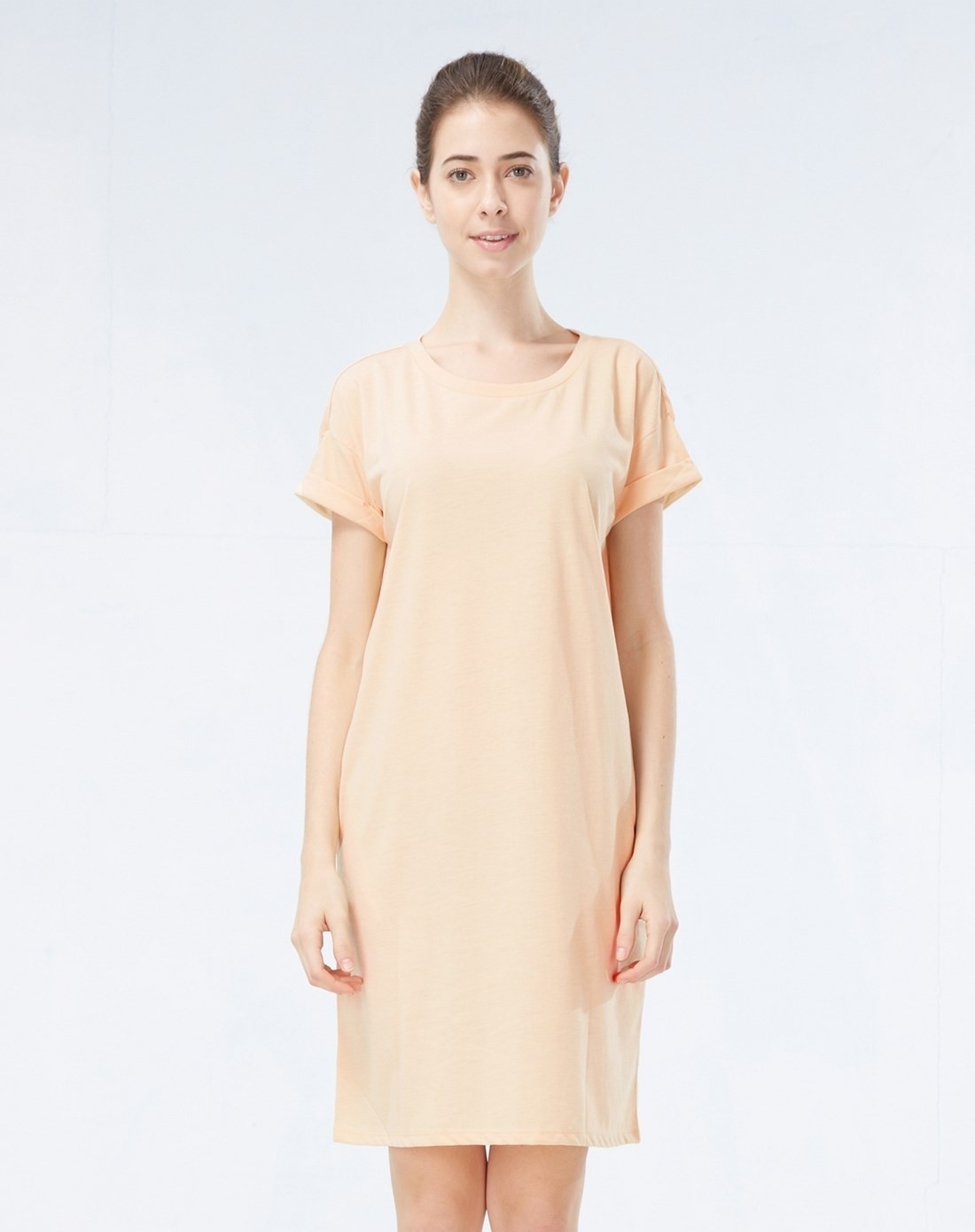 裸杏色简约素色圆领短袖连衣裙