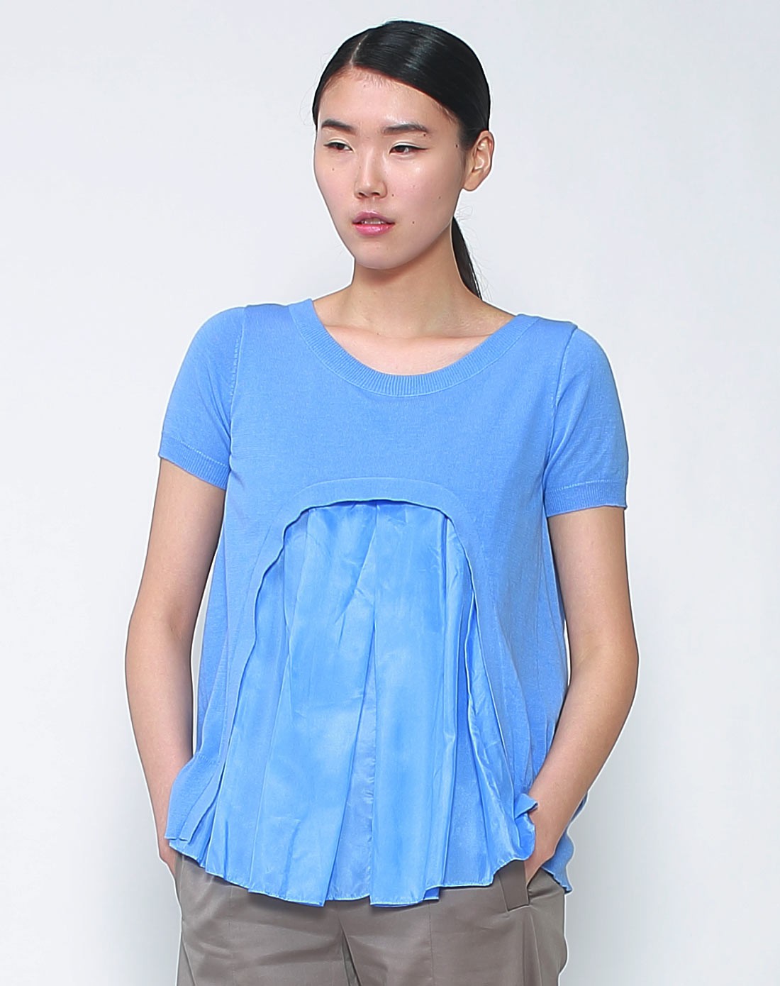 天蓝色简约气质短袖上衣