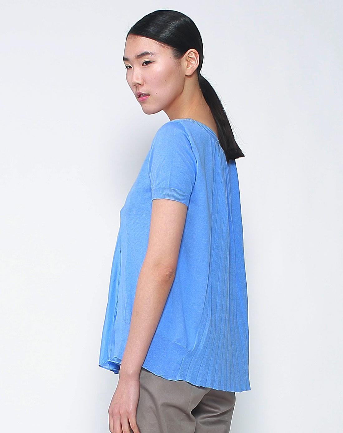 天蓝色简约气质短袖上衣