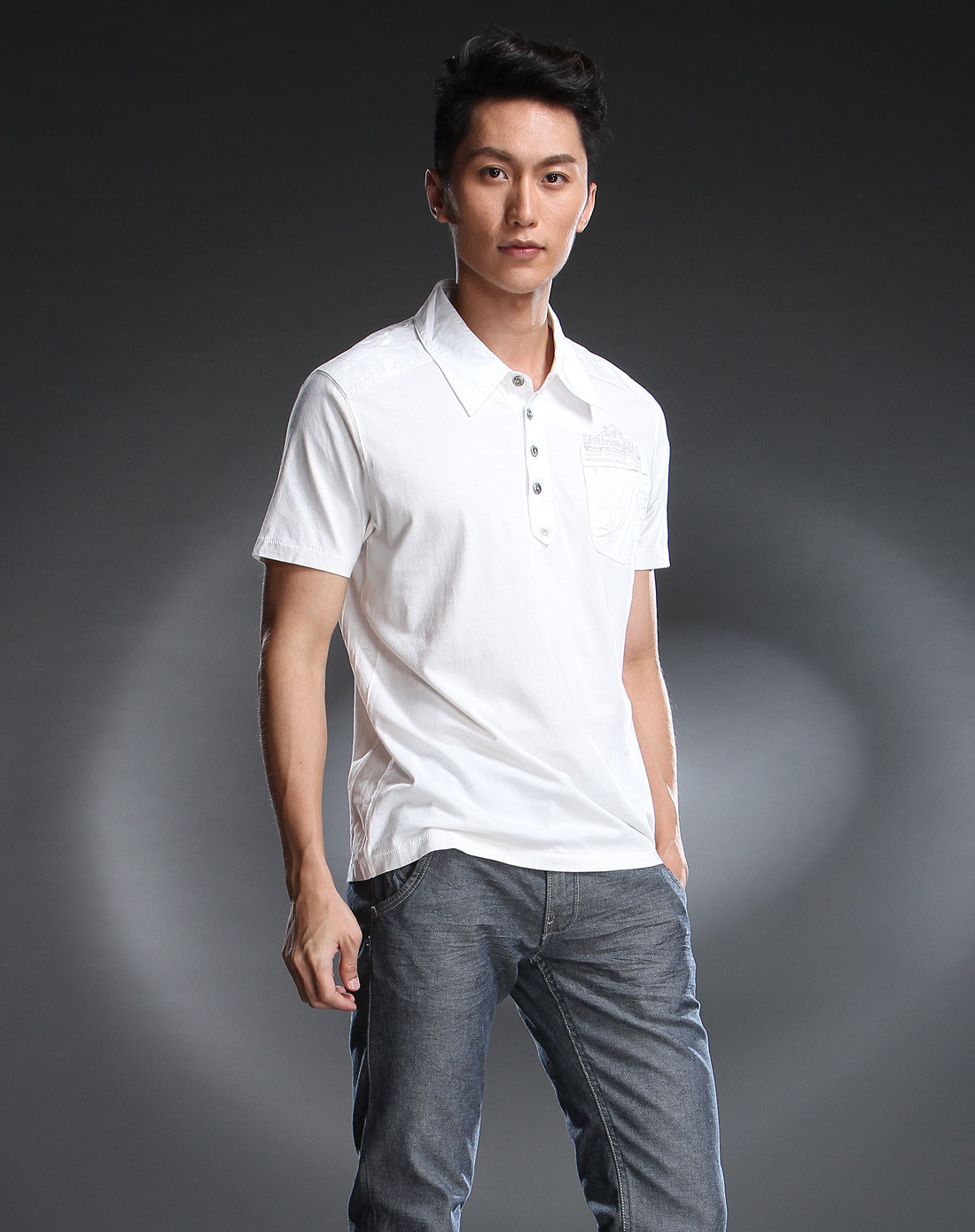 白色简约翻领短袖t恤