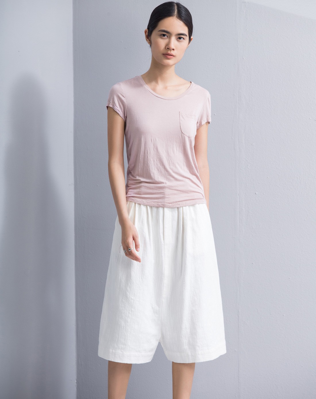 藕荷色圆领褶皱口袋t恤
