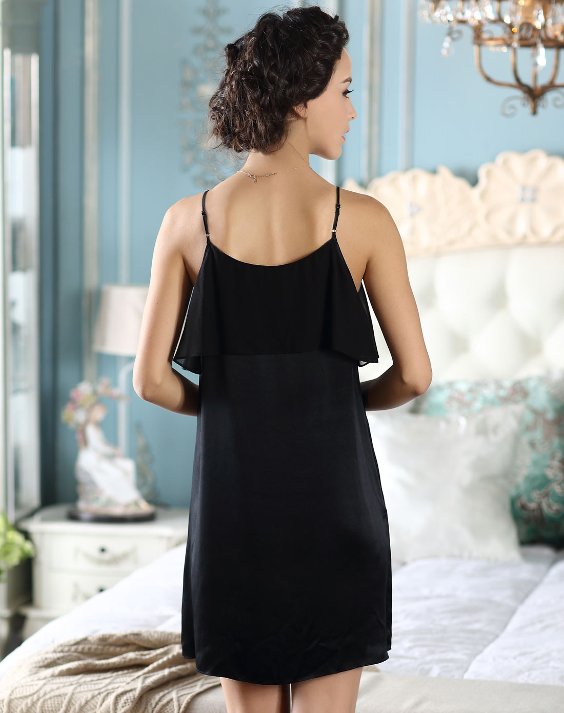 > 女黑色真丝覆纱飘逸吊带裙