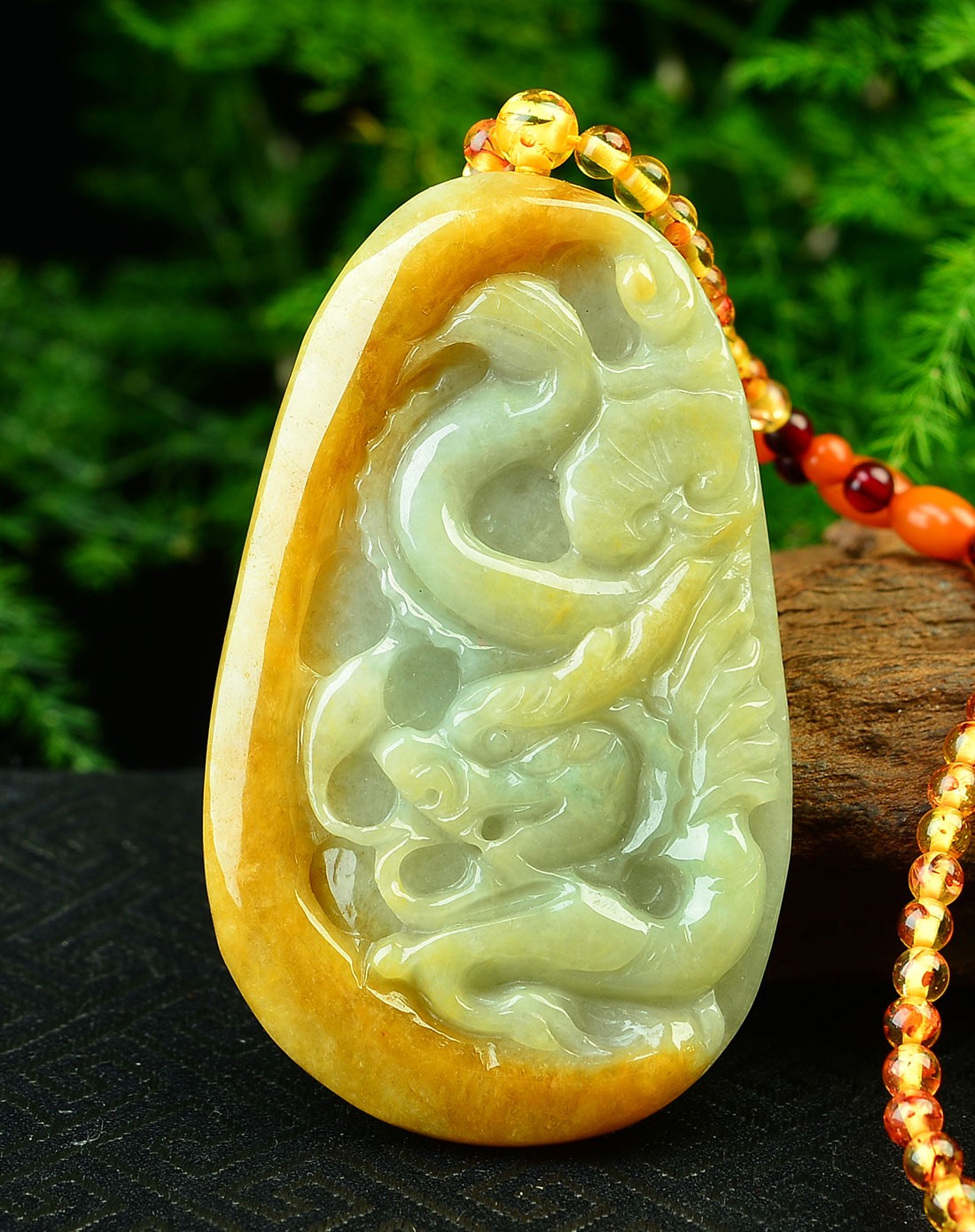 天然黄翡龙牌翡翠挂件(附国检证书)