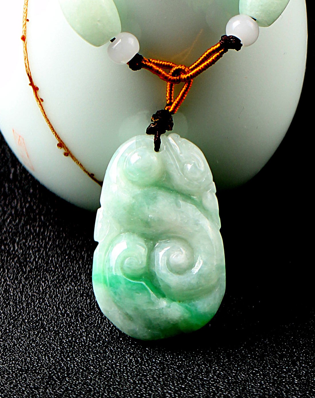 中性a货翡翠绿如意吊坠附证书