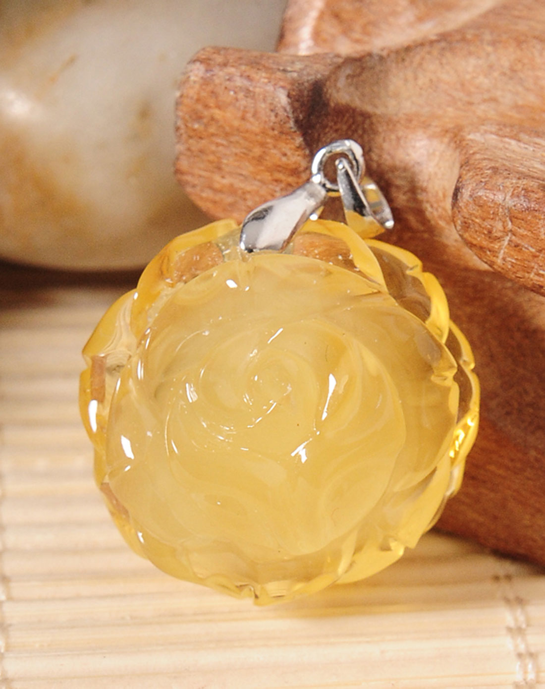 娇美芳华天然琥珀蜜蜡玫瑰花吊坠(附珠宝鉴定证书)