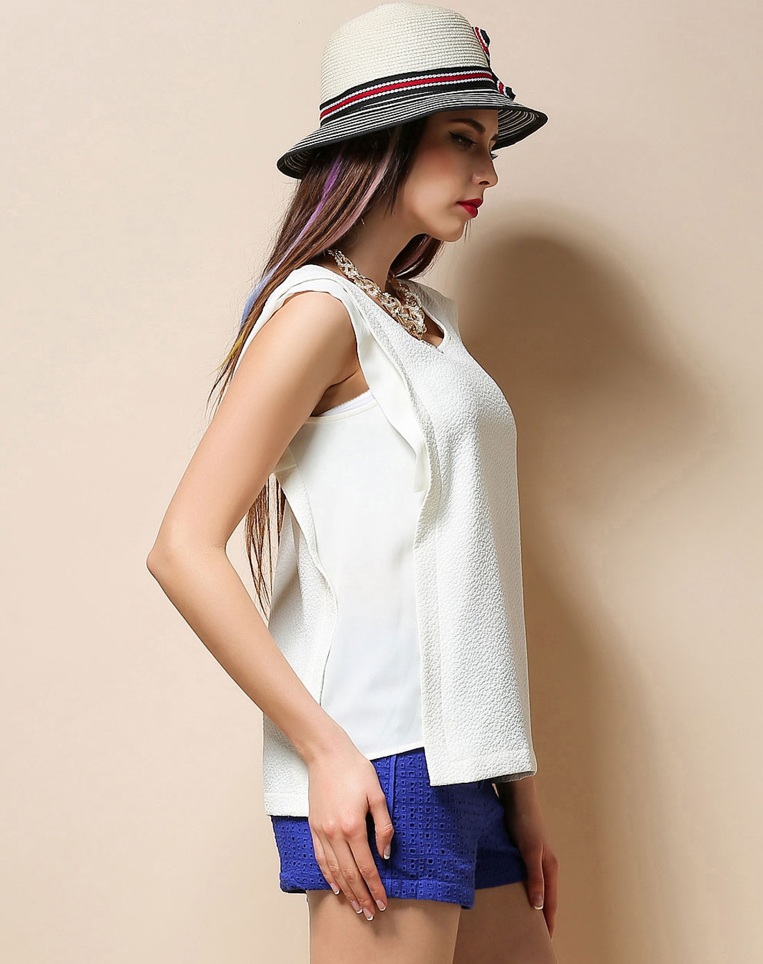 米白色无袖上衣