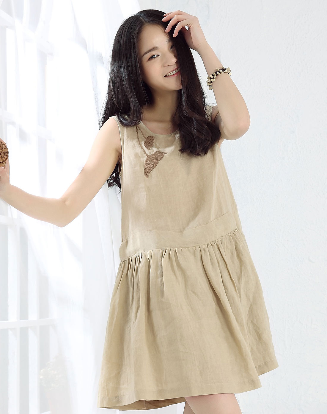 日系浅灰杏棉麻绣花无袖连衣裙