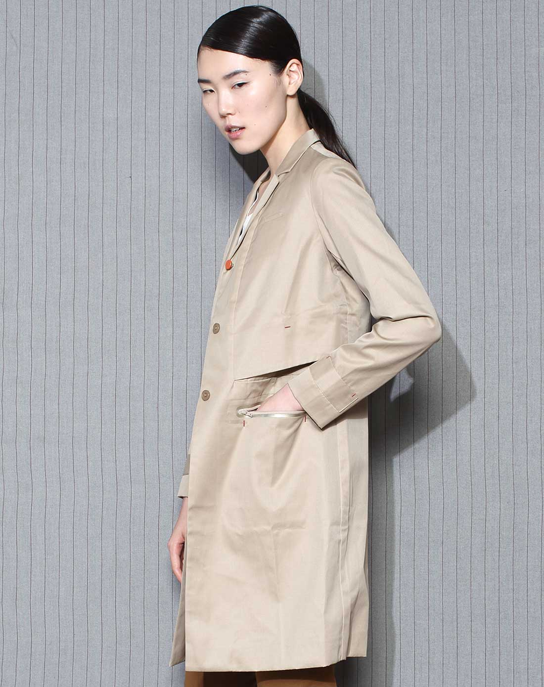 浅卡其色英伦风时尚开襟长袖长款上衣