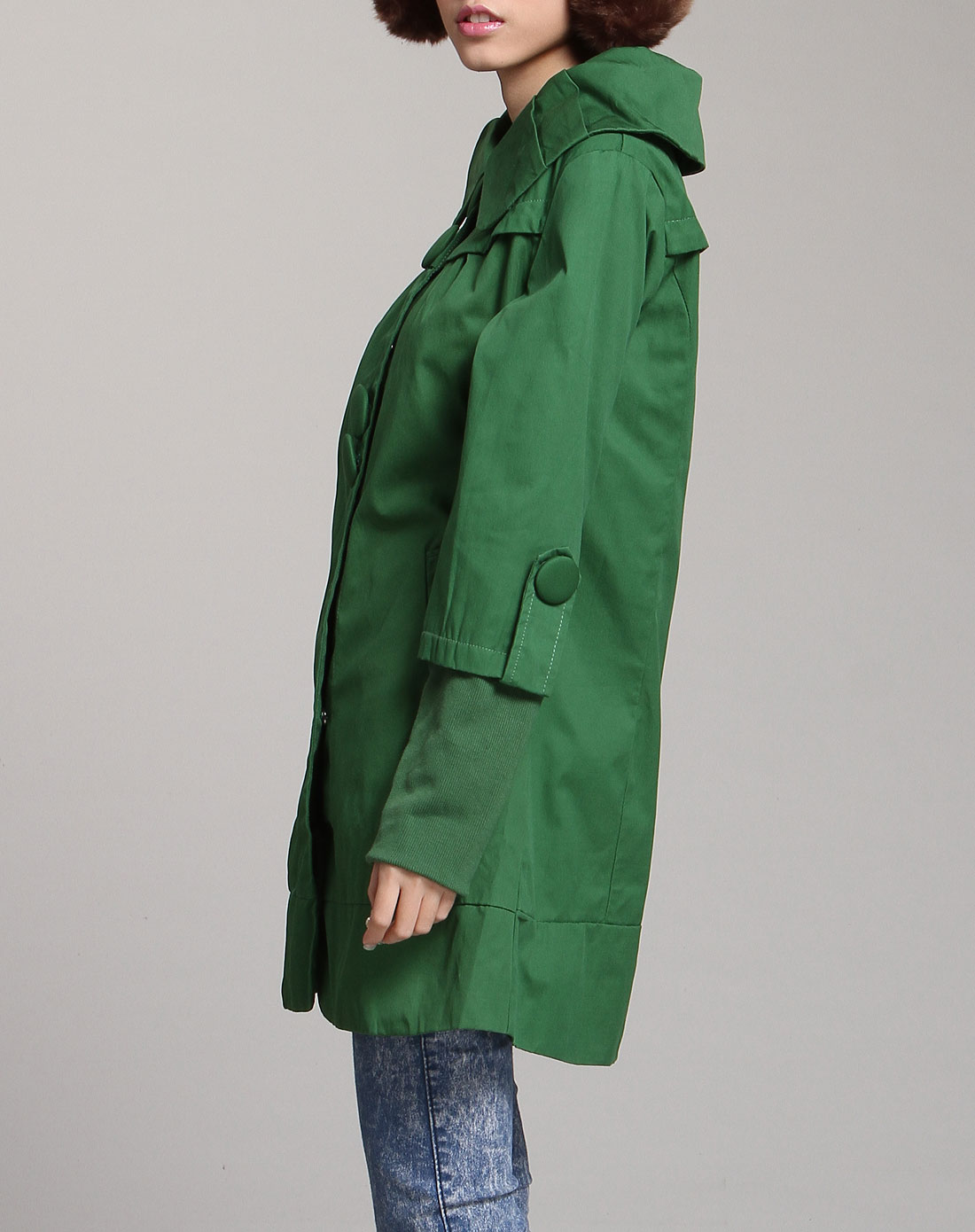 果绿色长袖风衣