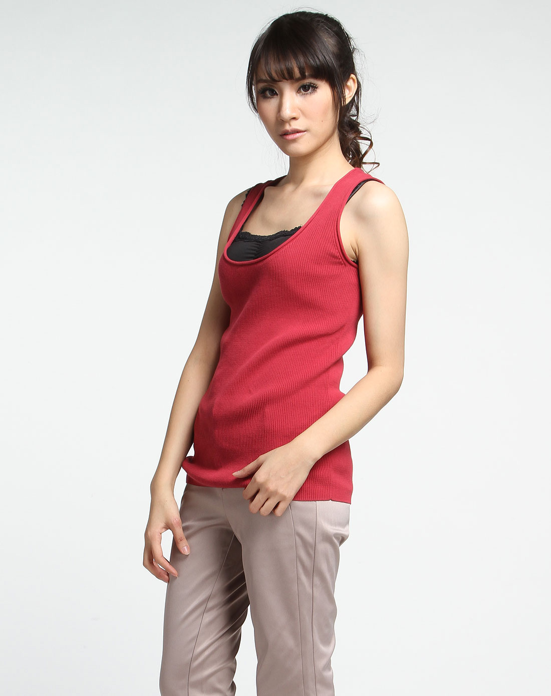 深红色圆领简约毛织背心