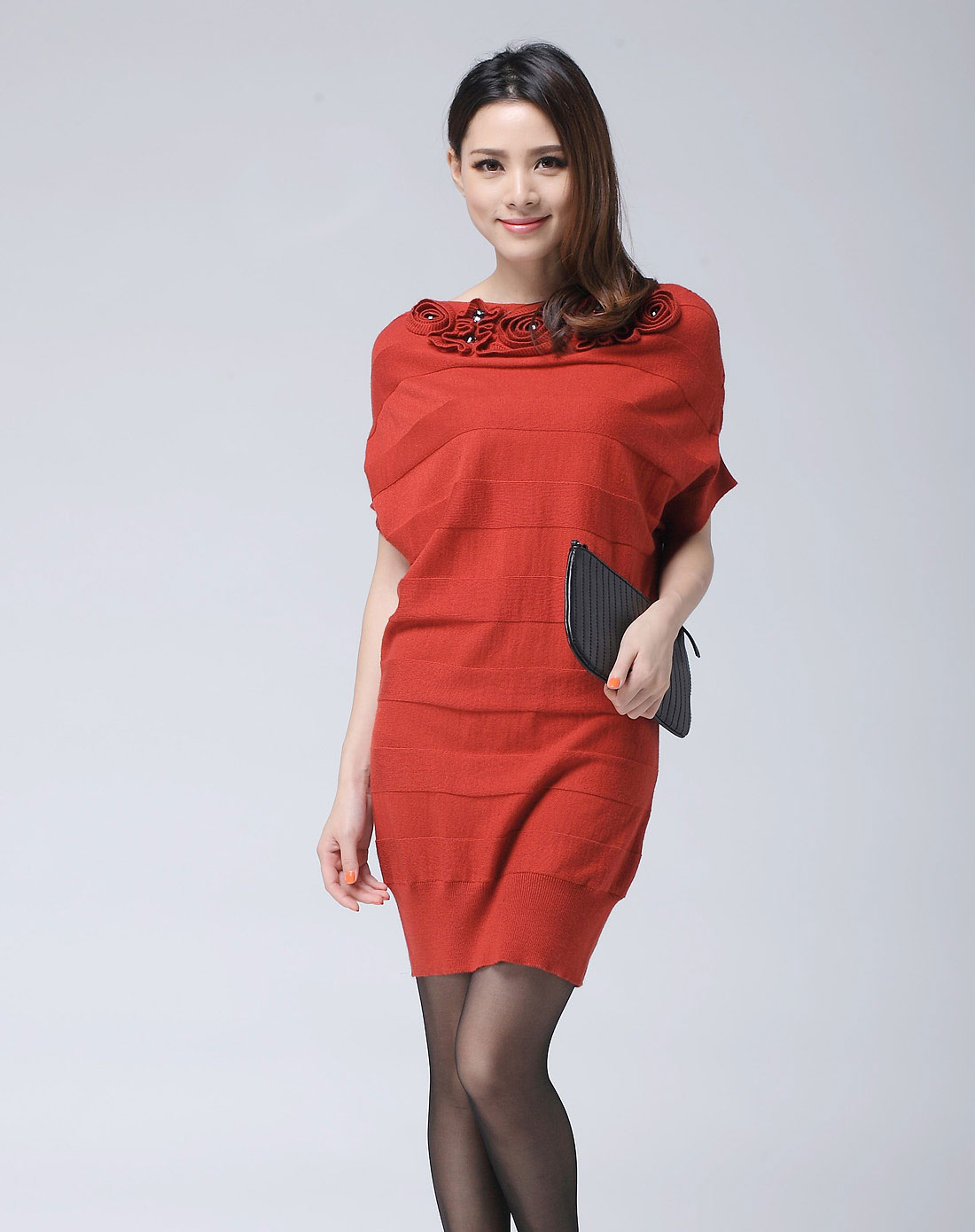 女暗红色连衣裙