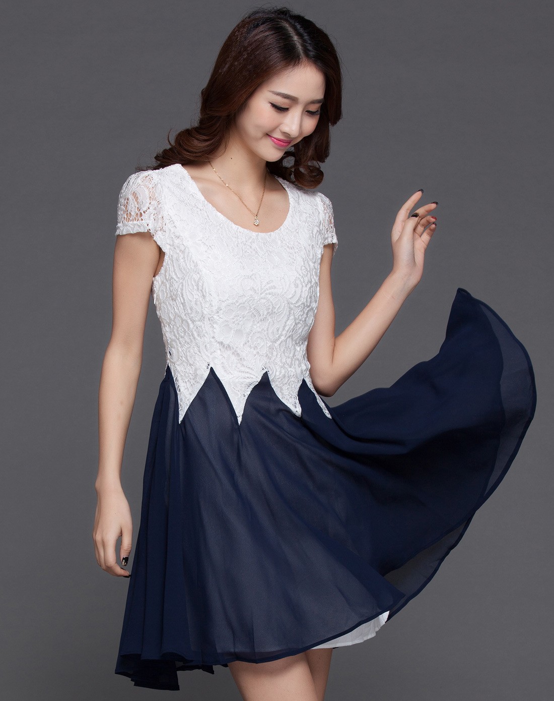 藏青色蕾丝雪纺拼接短袖连衣裙