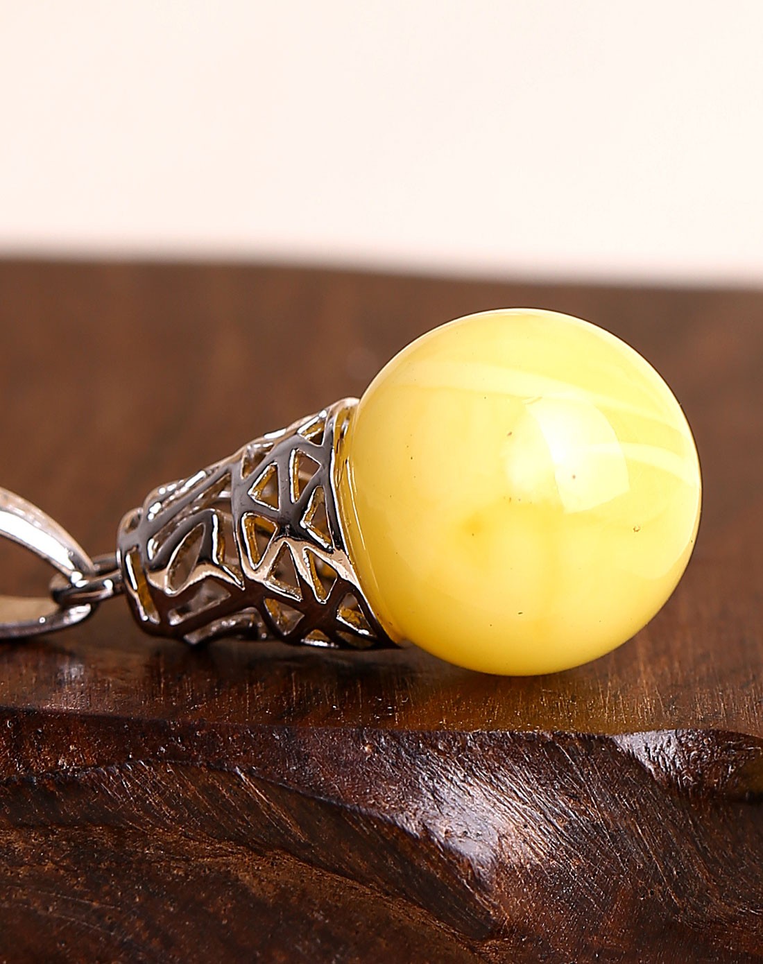 【独家】圆润珠滑天然蜜蜡吊坠附证书