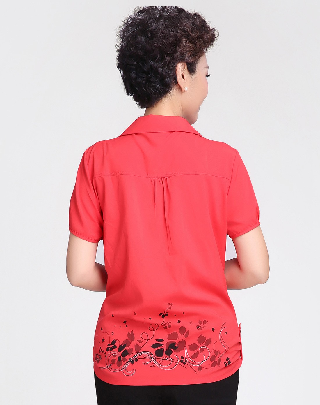 水红色印花点缀短袖衬衫