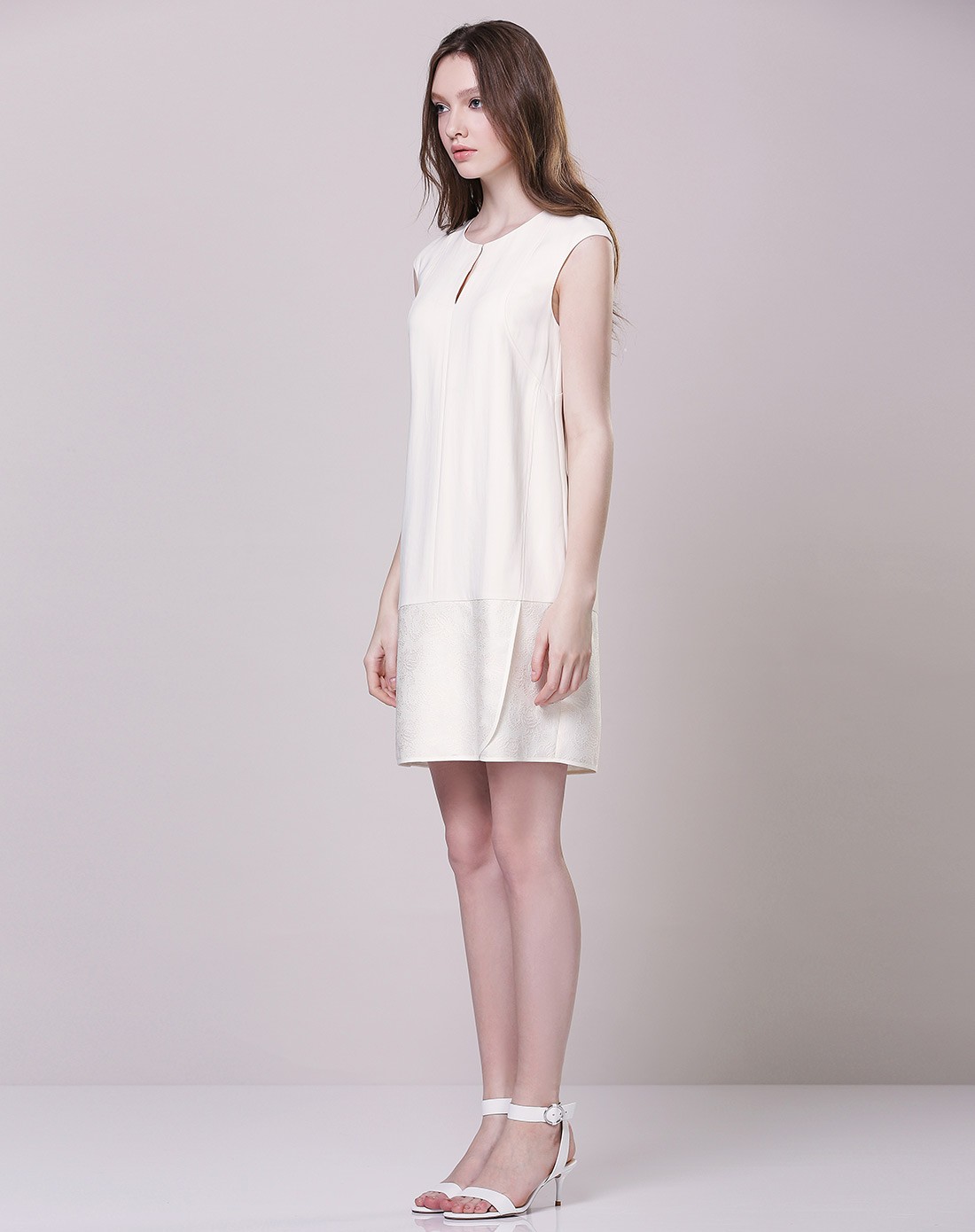 牛奶色挺括人丝拼接提花面料连衣裙