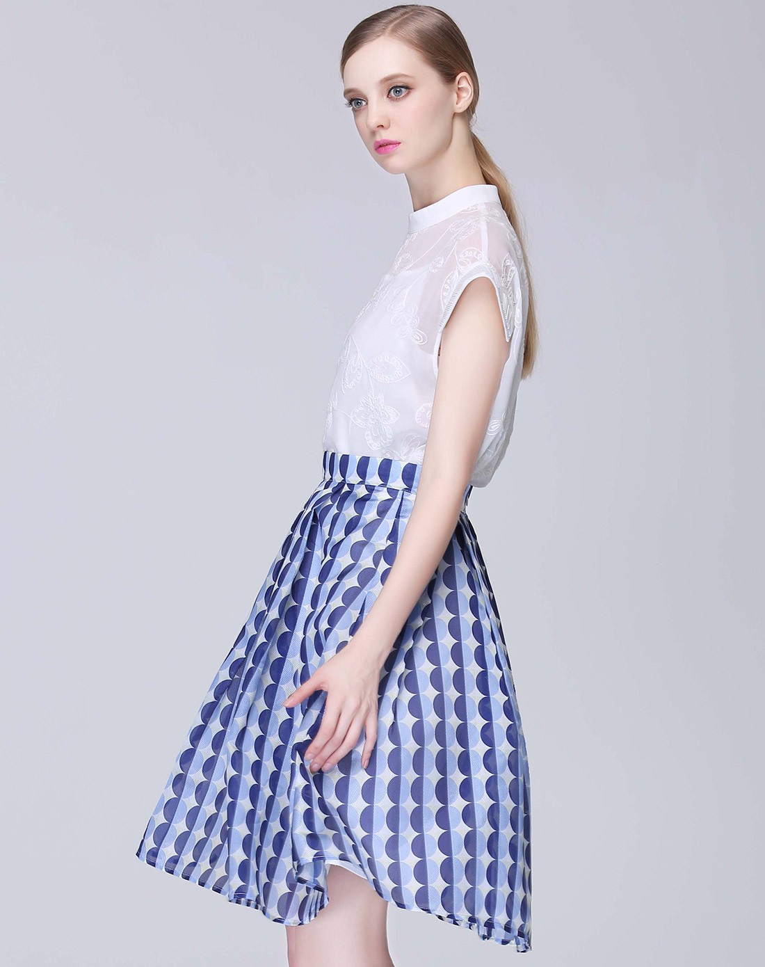 白色时尚甜美溜肩袖上衣配吊带